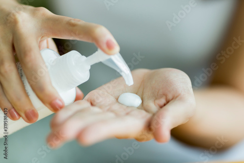 Papier peint 若い女性　スキンケア