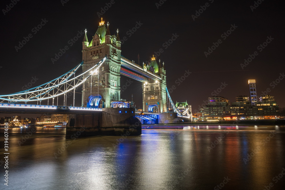 Obraz premium tower bridge at night
