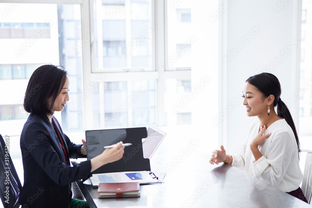打ち合わせ中の女性たち 打ち合わせ中の女性たち
