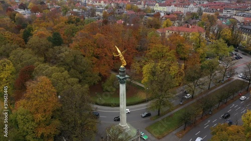 Punto de interes volando en monumento dorado