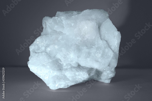 Foto photograph of a piece of dolomite mineral on a dark background