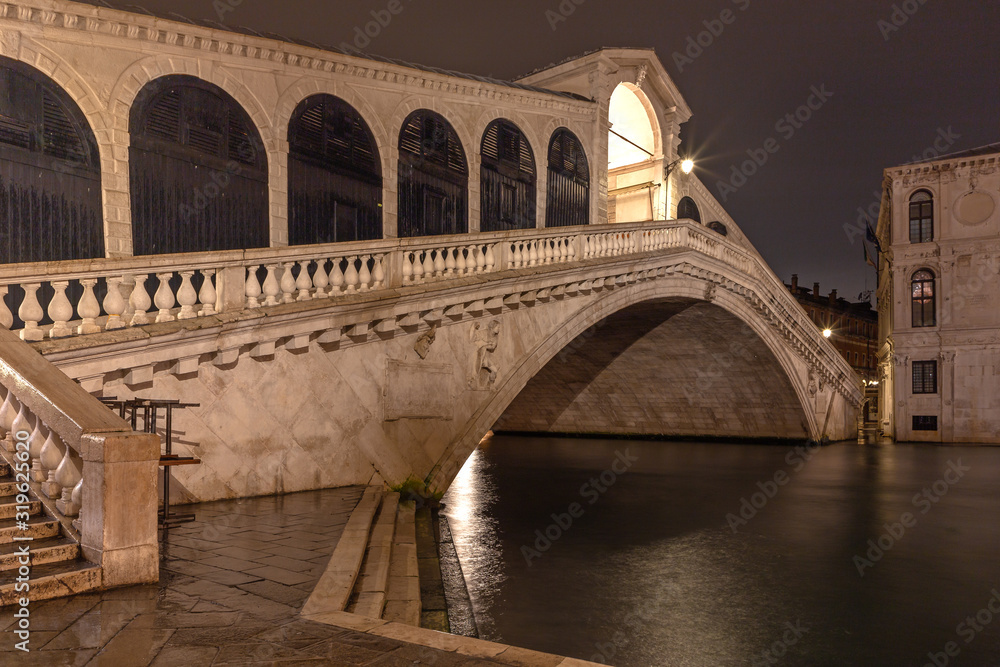 Beleuchtete Rialto Brücke in Venedig bei Nacht