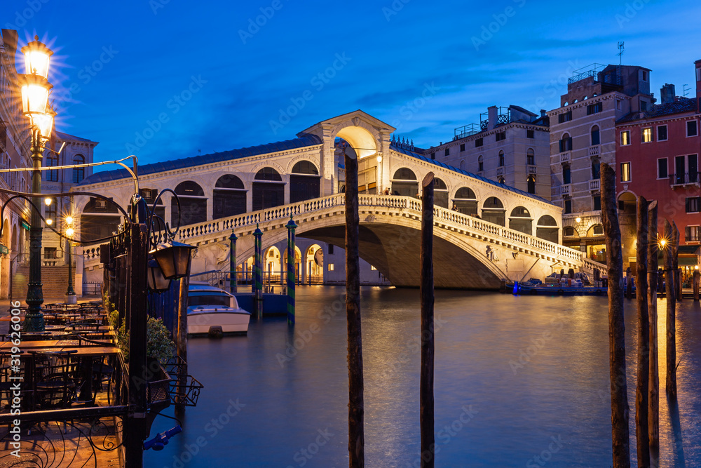 Beleuchtete Rialto Brücke in Venedig bei Nacht