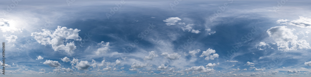 Fototapeta premium Nahtloses Panorama mit blau-weißem Himmel 360-Grad-Ansicht mit schönen Cumulus-Wolken zur Verwendung in 3D-Grafiken als Himmelskuppel oder zur Nachbearbeitung von Drohnenaufnahmen
