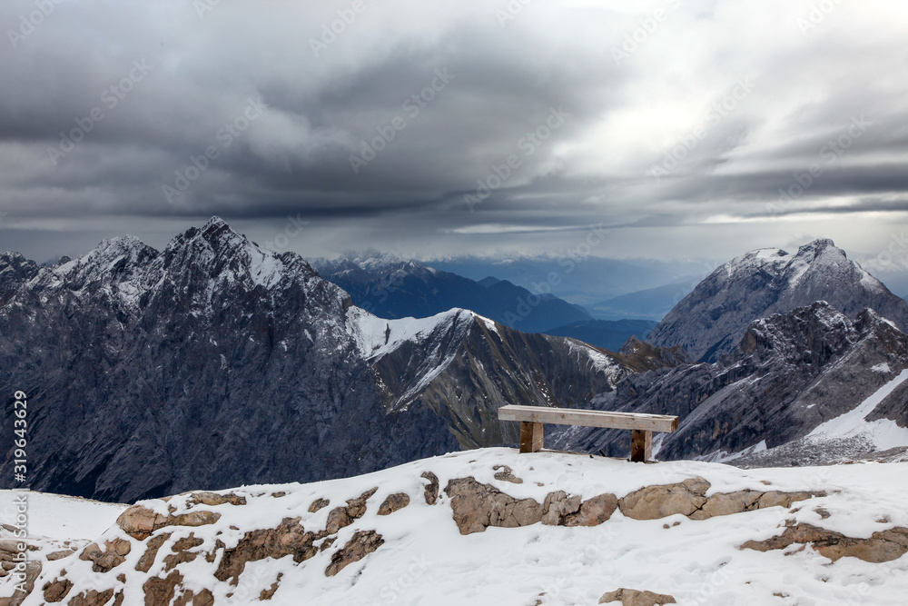 Bank mit Aussicht von der Zugspitze über die Alpengipfel von Bayern und Österreich