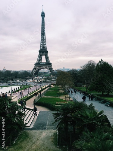 Foto Eiffel Tower Against Cloudy Sky