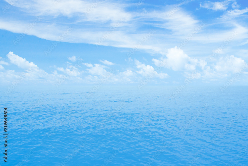 Obraz premium Ocean or sea calm water. Horizon line with partly cloud sky.