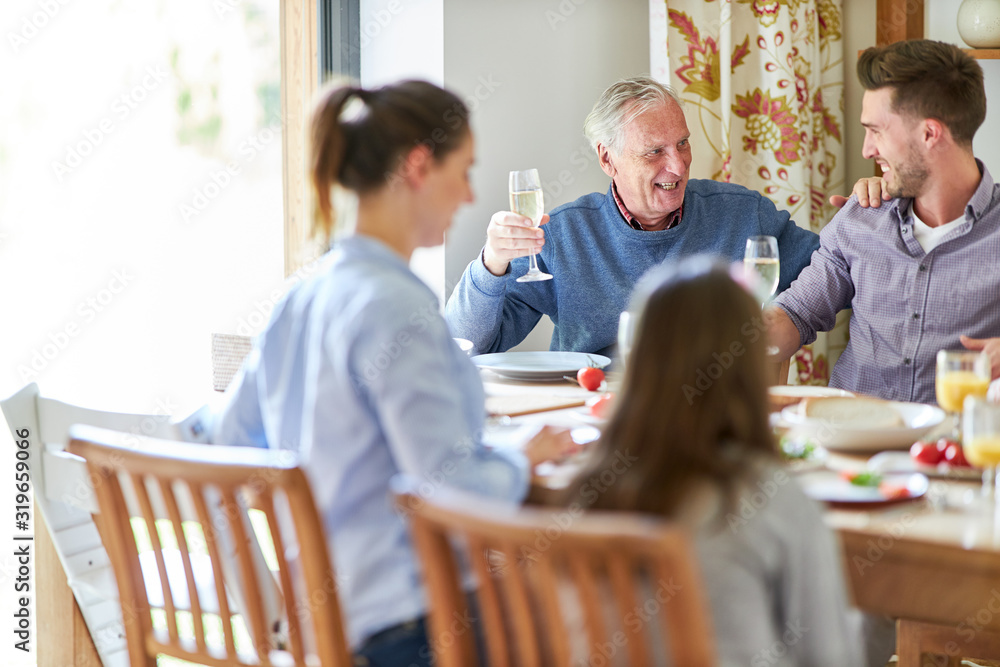 Großvater mit Sektglas bei einer Familienfeier Großvater mit Sektglas bei einer Familienfeier