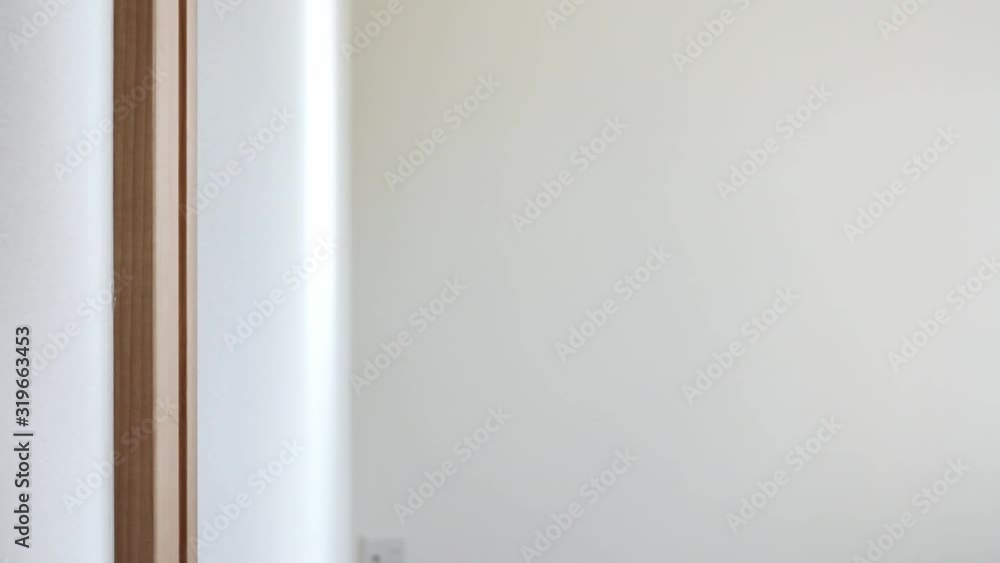 引き戸を開けて閉める男の手 引き戸を開けて閉める男の手