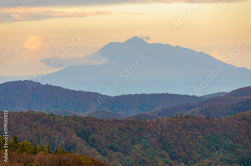 八甲田の紅葉 城ヶ倉から望む岩木山