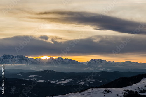 Zimawy zachód słońca z panoramą na Tatry © wedrownik52