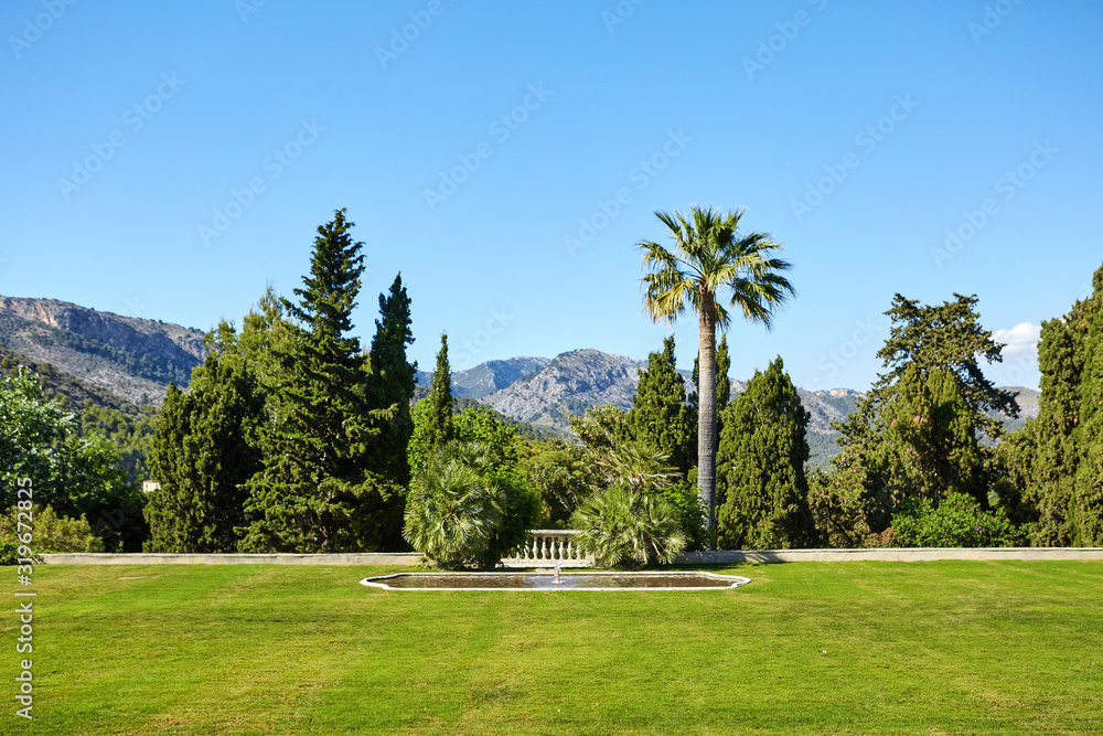 Amplio jardín mediterráneo con vistas a las montañas