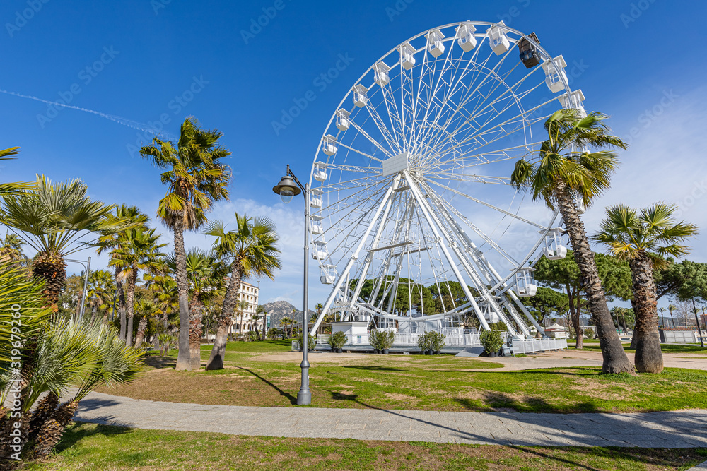 Fototapeta premium Ferris wheel in in front of the sea