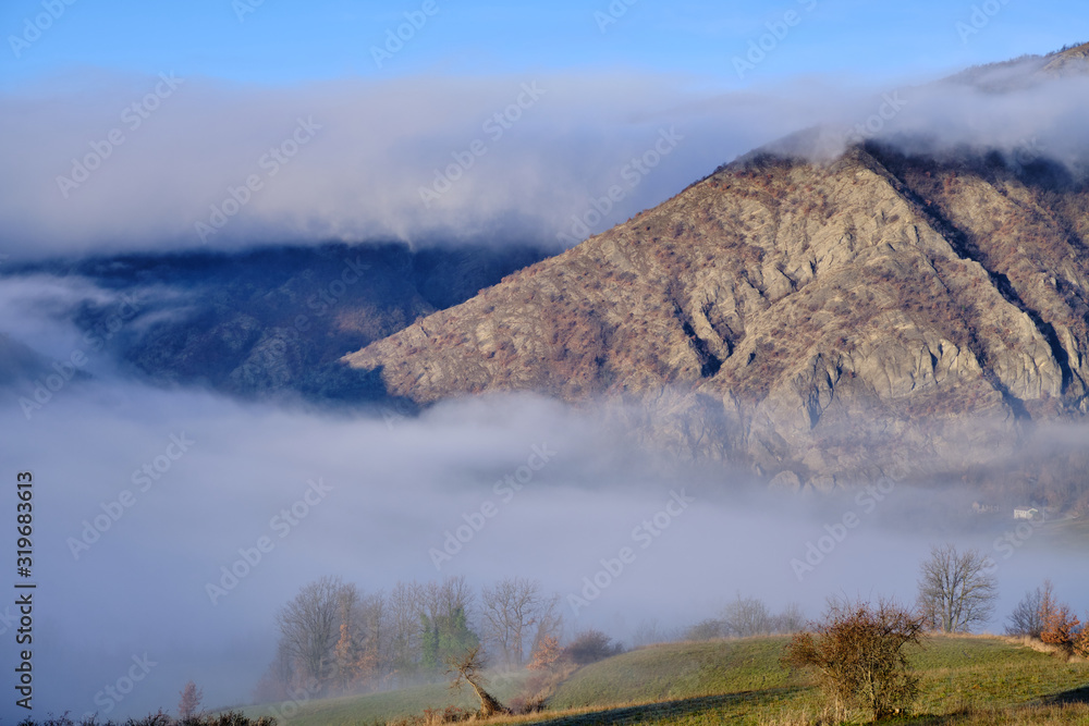 Foto scattata in una mattinata nebbiosa a Cantalupo Ligure (AL).