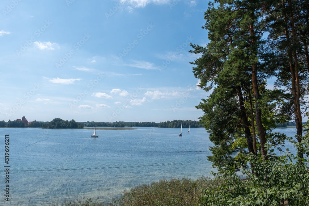 Blick auf den Galve See aus dem Landschaftspark von Užutrakis Tyszkiewicz Manor in der Nähe von Trakai in Litauen