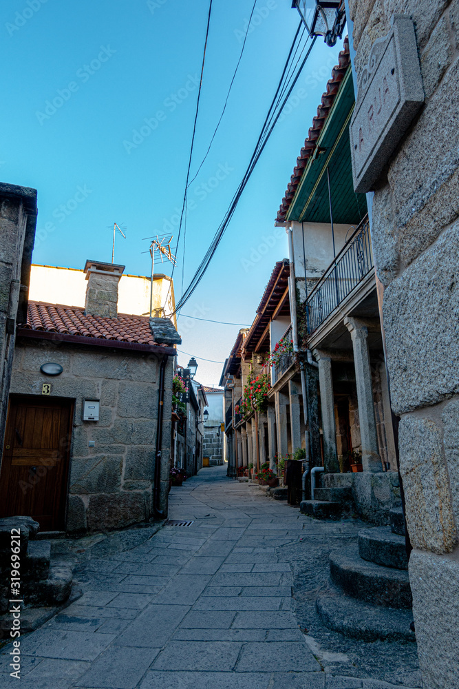 Fototapeta premium Calle tradicional española de casas en combarro