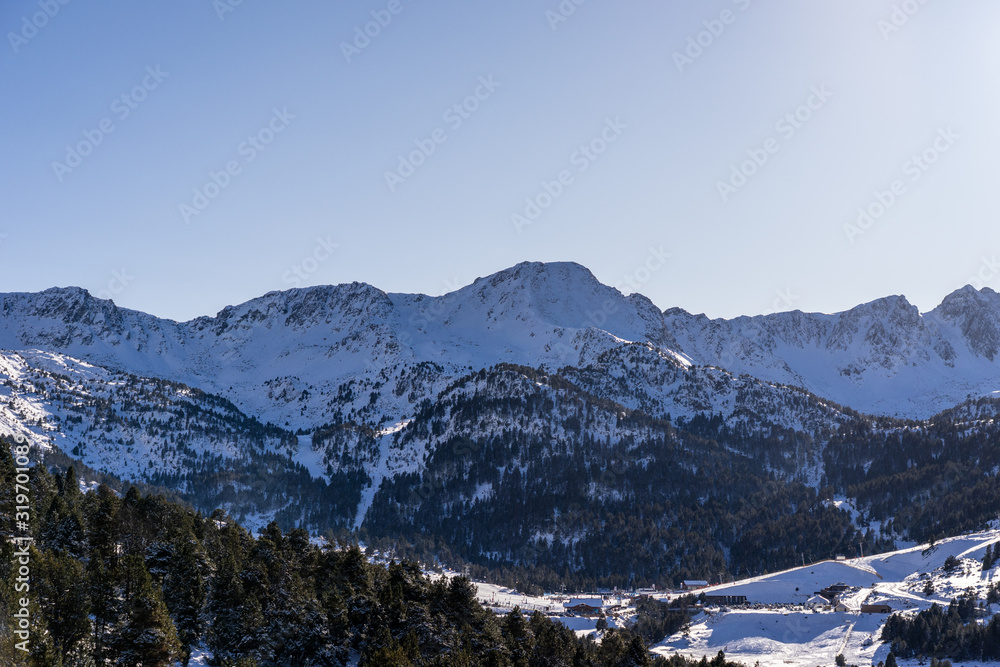 Montañas con nieve en andorra y cielo azul despejado