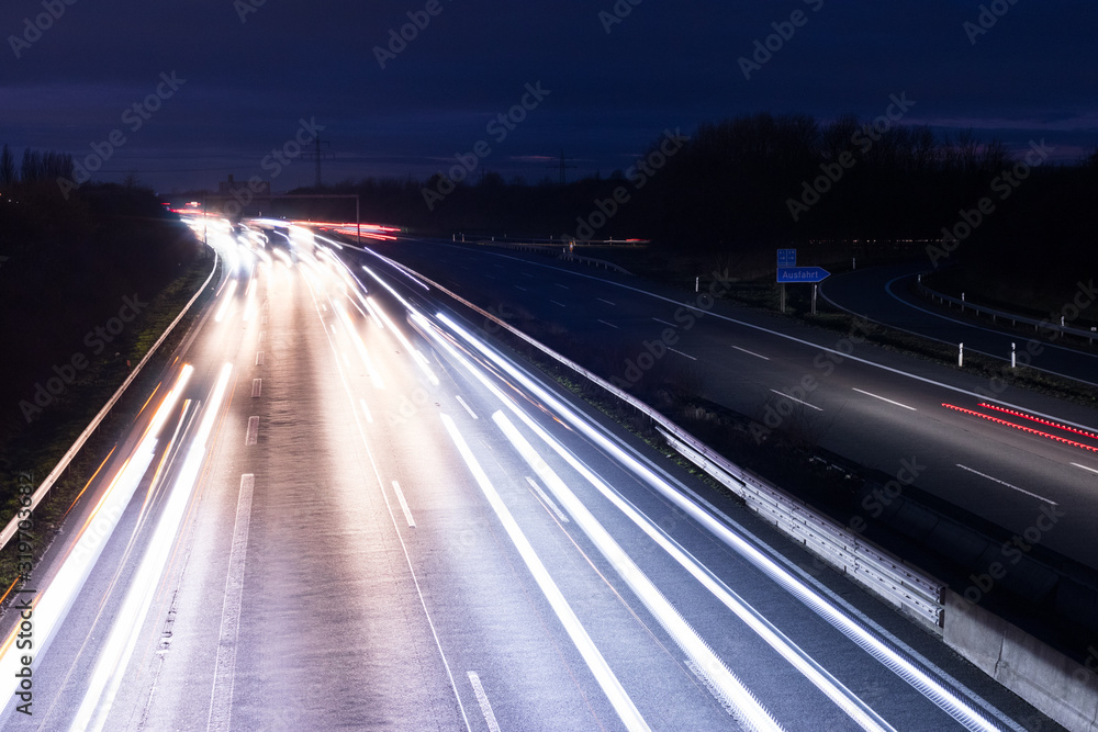 Deutsche Autobahn mit Verkehr bei Nacht Deutsche Autobahn mit Verkehr bei Nacht