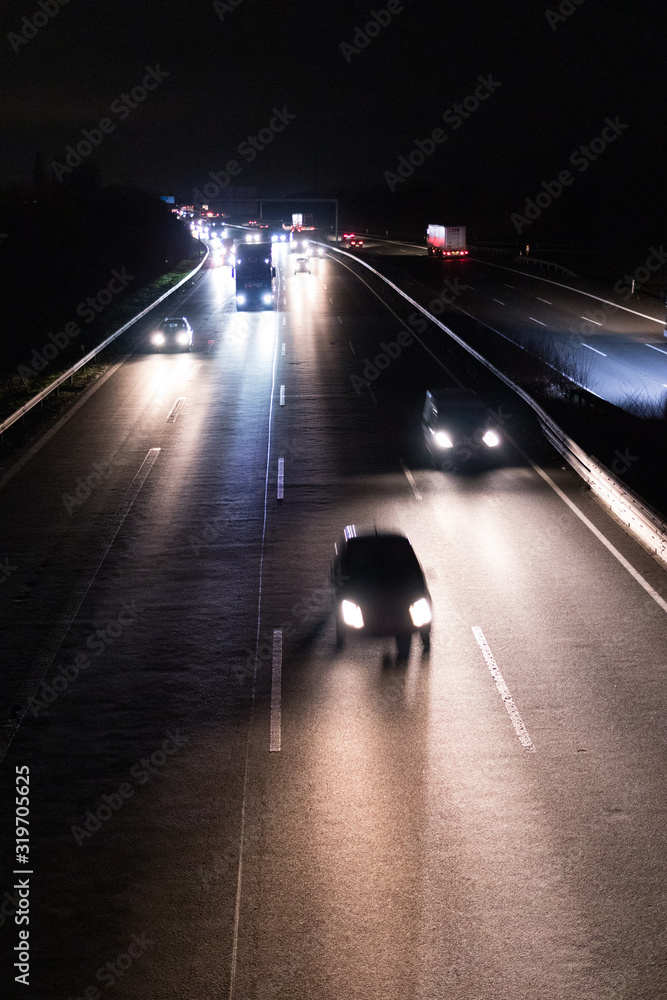 Fototapeta premium Deutsche Autobahn mit Verkehr bei Nacht