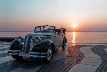 Leinwandbilder Oldtimer Oldtimer am See bei Sonnenuntergang  © Fabio