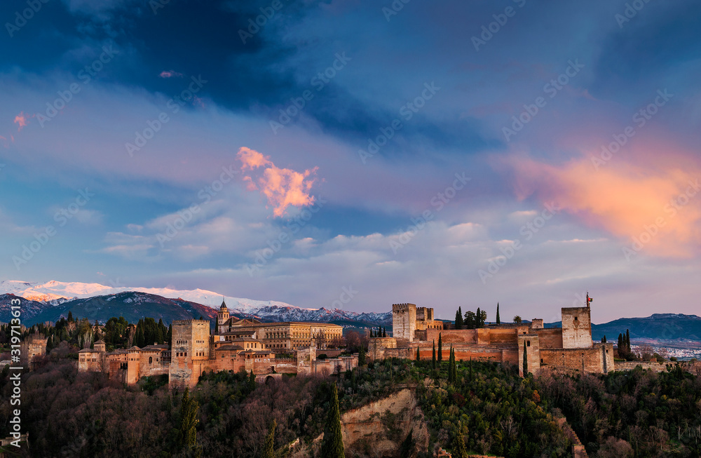 Atardecer sobre el palacio de La Alhambra en Granada, Andalucía, España