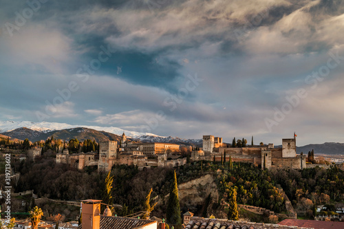 Vista panorámica de La Alhambra al atardecer, Granada, Andalucía, España