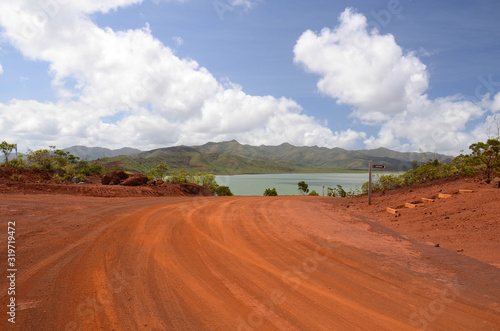 Obraz na plátně Terre rouge de la forêt noyée du parc naturel et provincial de la rivière bleue