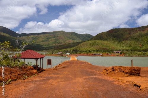 Terre rouge et ferreuse du lac de Yaté en Nouvelle Calédonie 