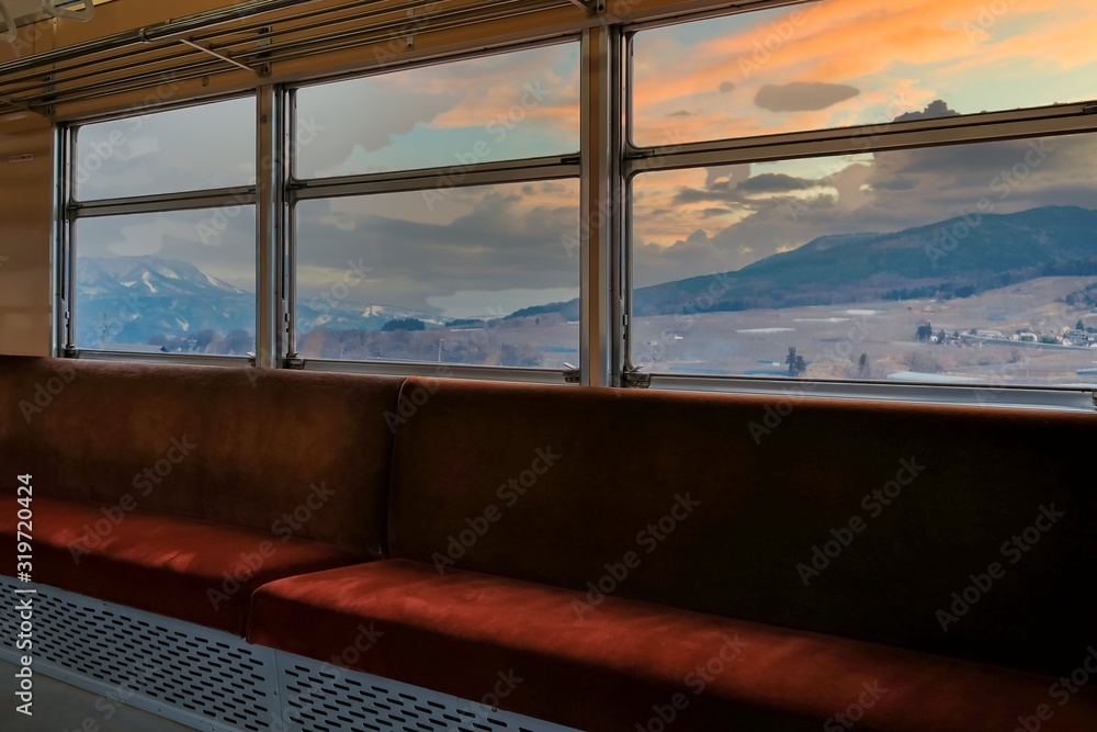 Fototapeta premium 冬の雪景色 地方ローカル鉄道の車窓景色