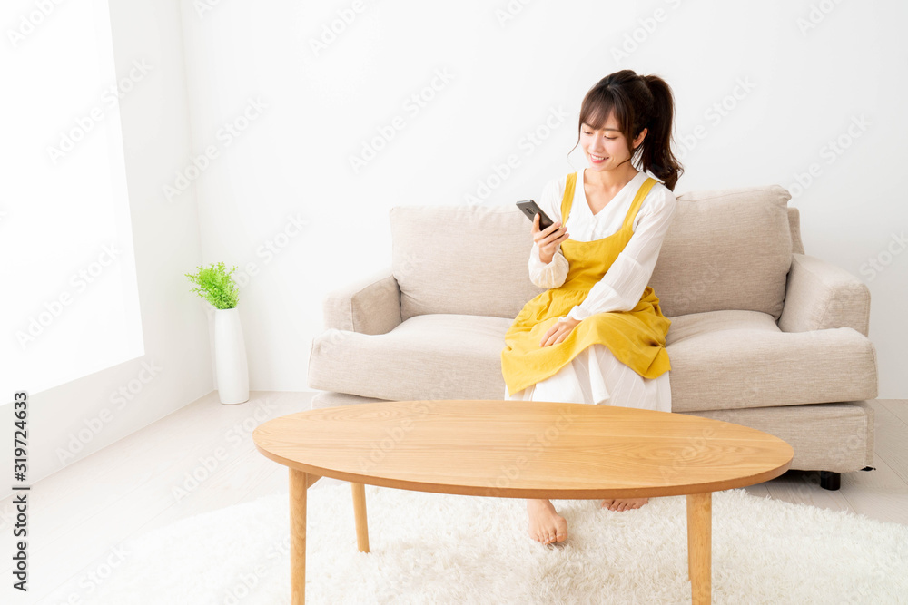 エプロン姿の女性