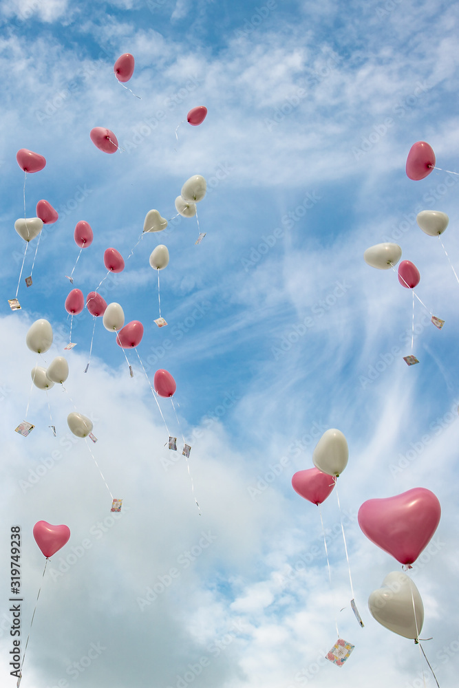 Hochzeitballoons auf dem Weg in den Himmel