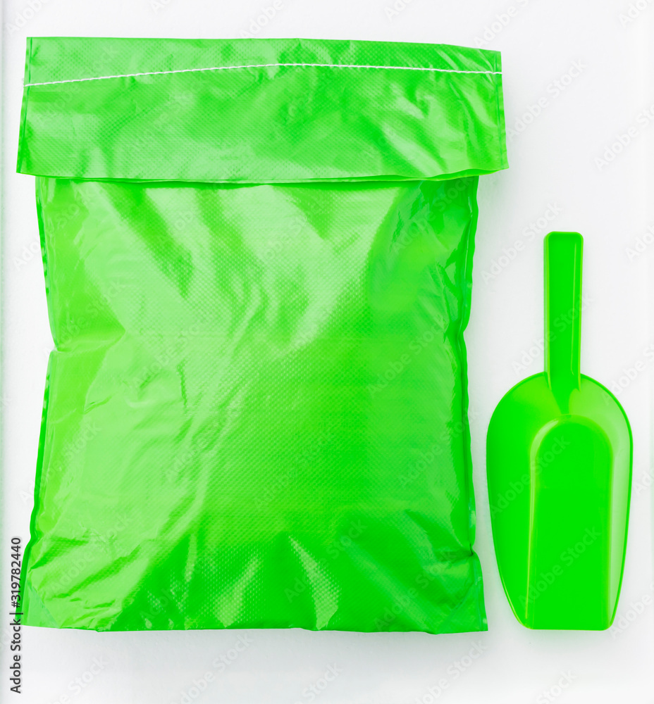 Sealed packaging bag for transporting goods and ladle for filling