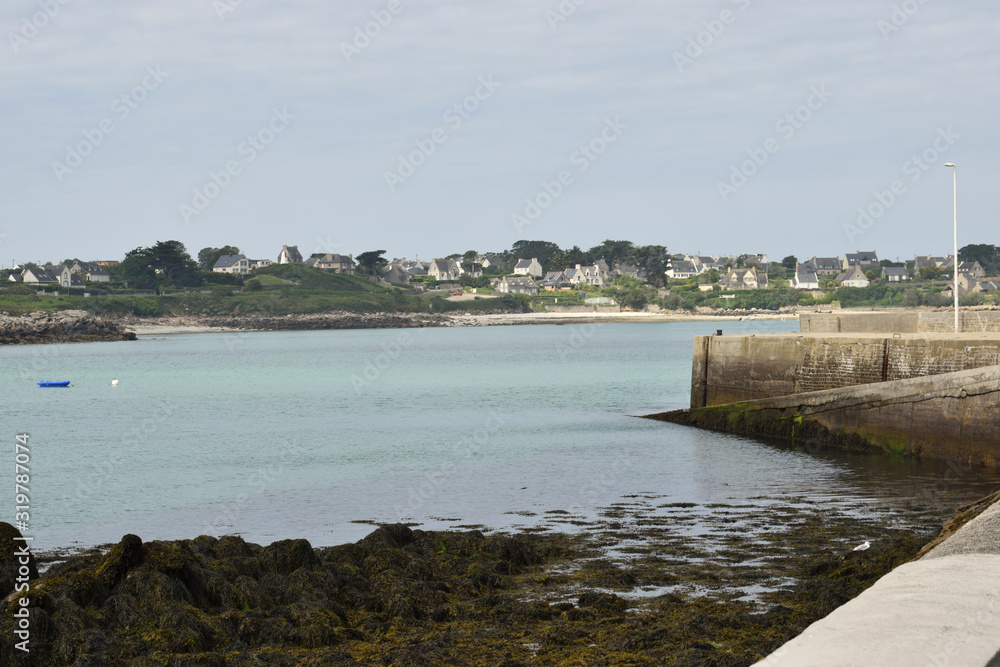 Paysage marin dans le Finistère en Bretagne plage de sable fin crique ria aber port de pêche et de plaisance