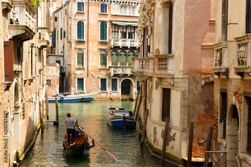 gondolas that run through the canals between light and shadow © Stefano