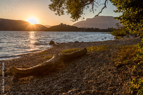 Coucher de soleil sur le château de Châtillon - Lac du Bourget