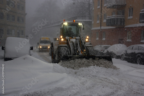 Snöstorm, snöröjning på gator i Stockholm/Södermalm.