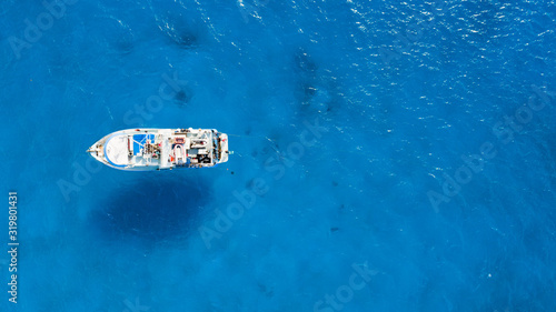 Boot umzingelt von Haien © michaelgeyer