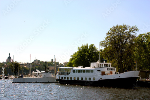Båtar vid kajen på Skeppsholmen.