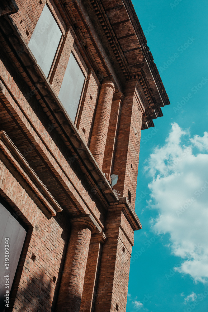 Construção + céu azul