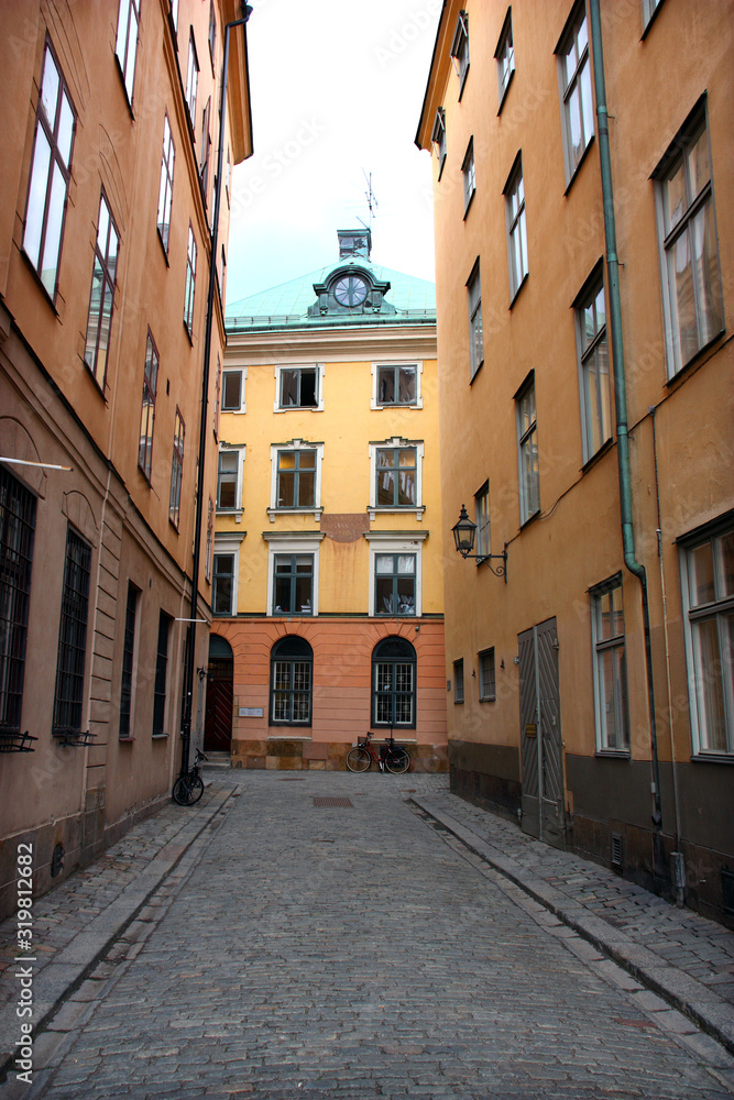 Gränd i gamla stan med stenhus