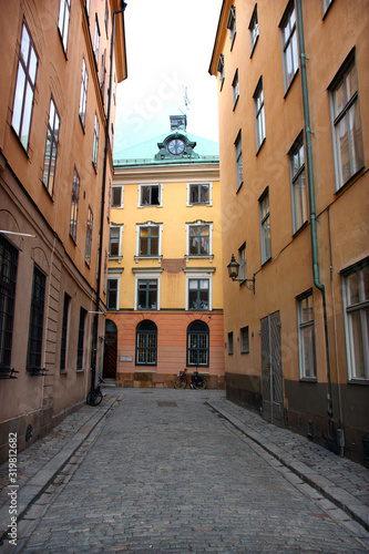 Gränd i gamla stan med stenhus