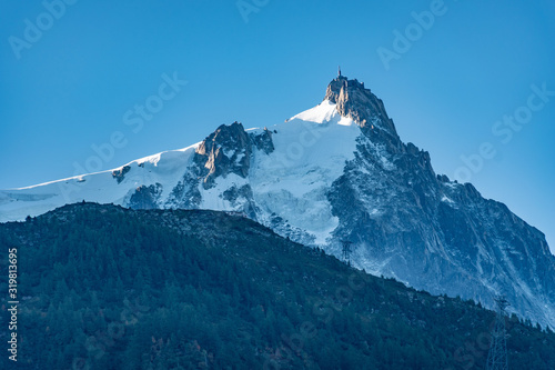 Sommet de la montagne mont blanc avec aiguille du midi en haute savoie photo