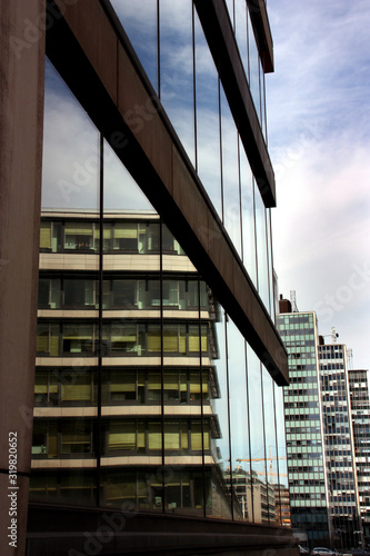 Höghus speglas i fasader i centrala Stockholm
