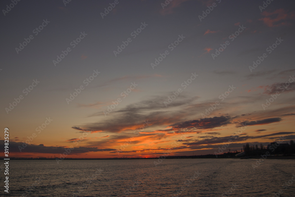 Naklejka premium beautiful clouds during sunset at sea