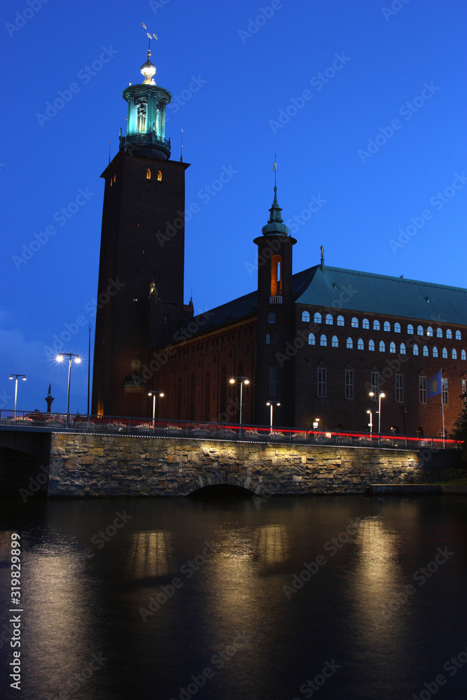Stockholms stadshus i kvällsljus