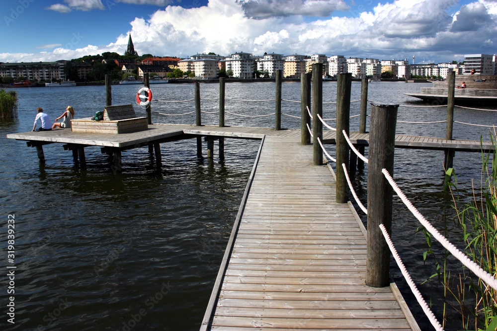 Fototapeta premium Hammarby Sjöstad, gångväg av bryggor