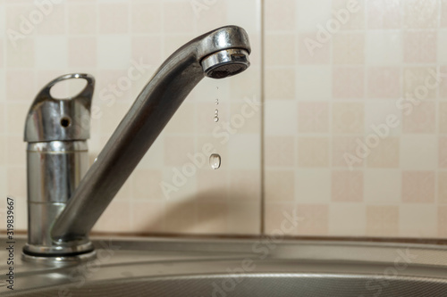 Water dripping from the faucet due to leakage