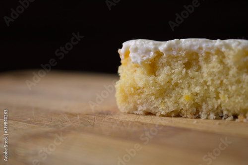 Pastel de naranja sobre madera