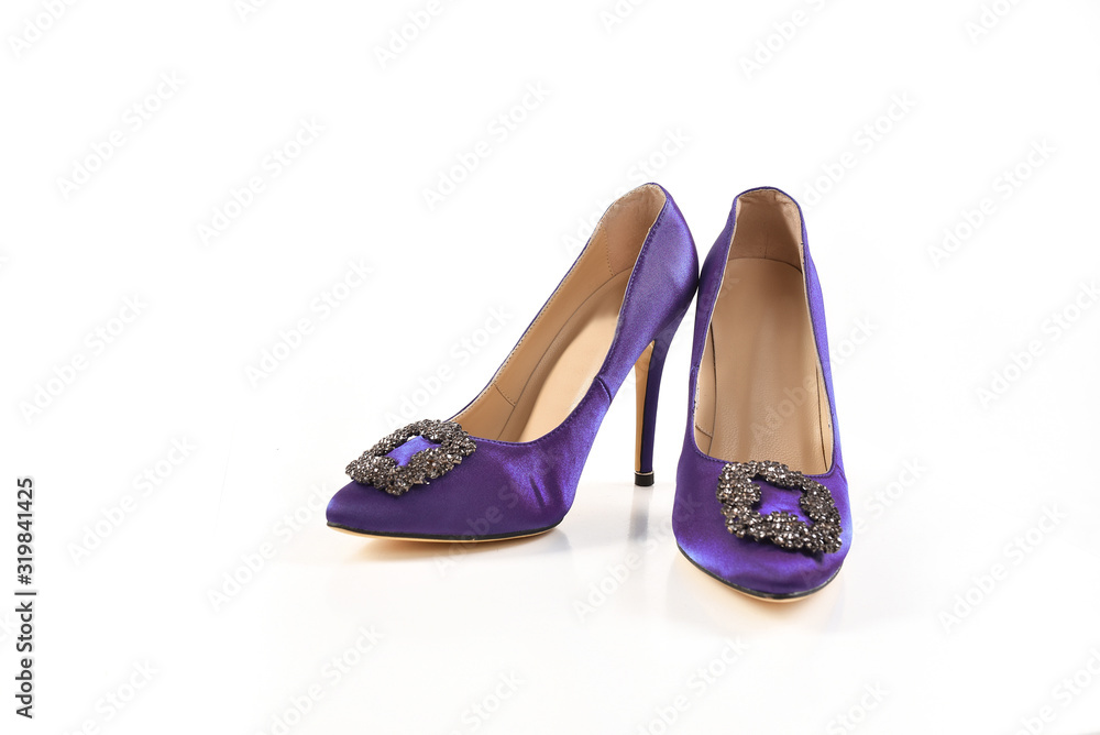 Naklejka premium Violet patent leather shoes on a white background