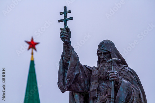 Fotografia Moscow, Russia - March 22, 2019: Monument to the Patriarch Hermogenes of Moscow